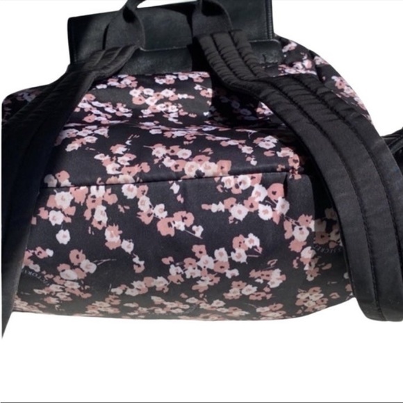 HP🏆 Stylish Floral Backpack by Victoria's Secret: A Fashionable Must-Have - Picture 6 of 7